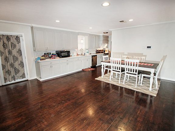 3rd image of 202 Glenwood Dr
