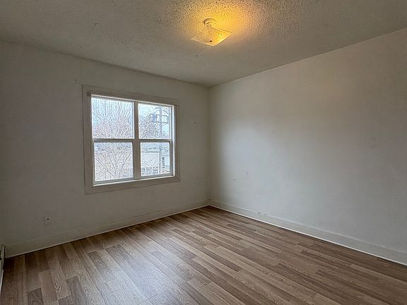 5th image of 166 Brock St