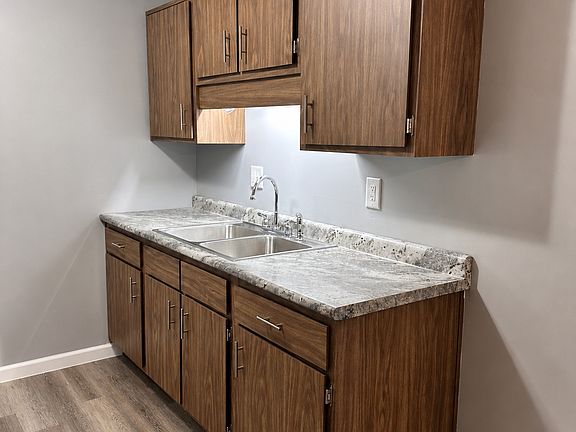 4th image of 1801 W Parkway Dr #B