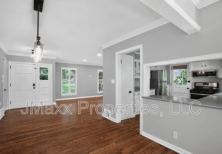 807 Cardova Dr NE — Photo 10