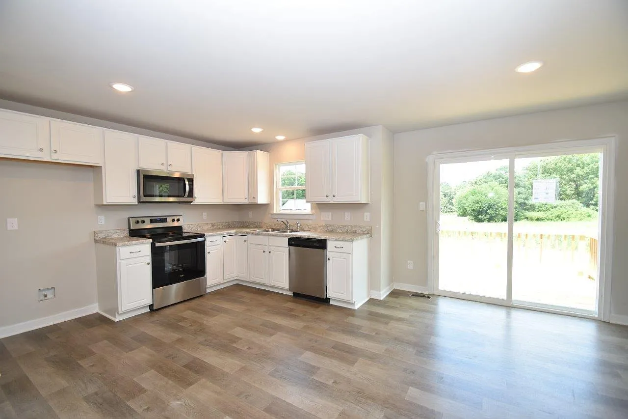 4 bed, 2.5 bath, 1610 sqft, $2,300 — Photo 3