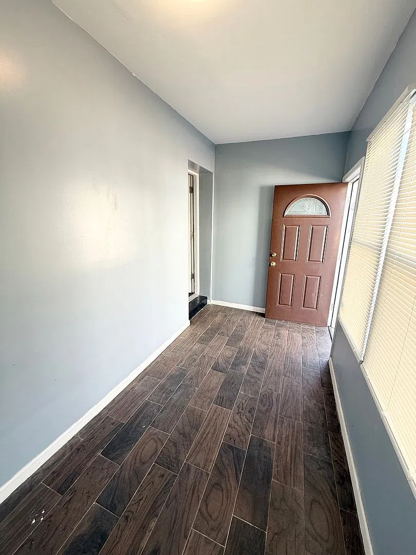 Stunning 3-Bedroom Townhome in Elmwood Park! Available NOW! — Photo 3
