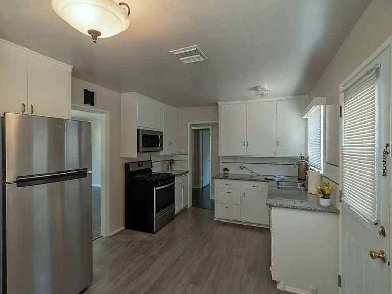 240 N Shamrock Ave — Photo 4