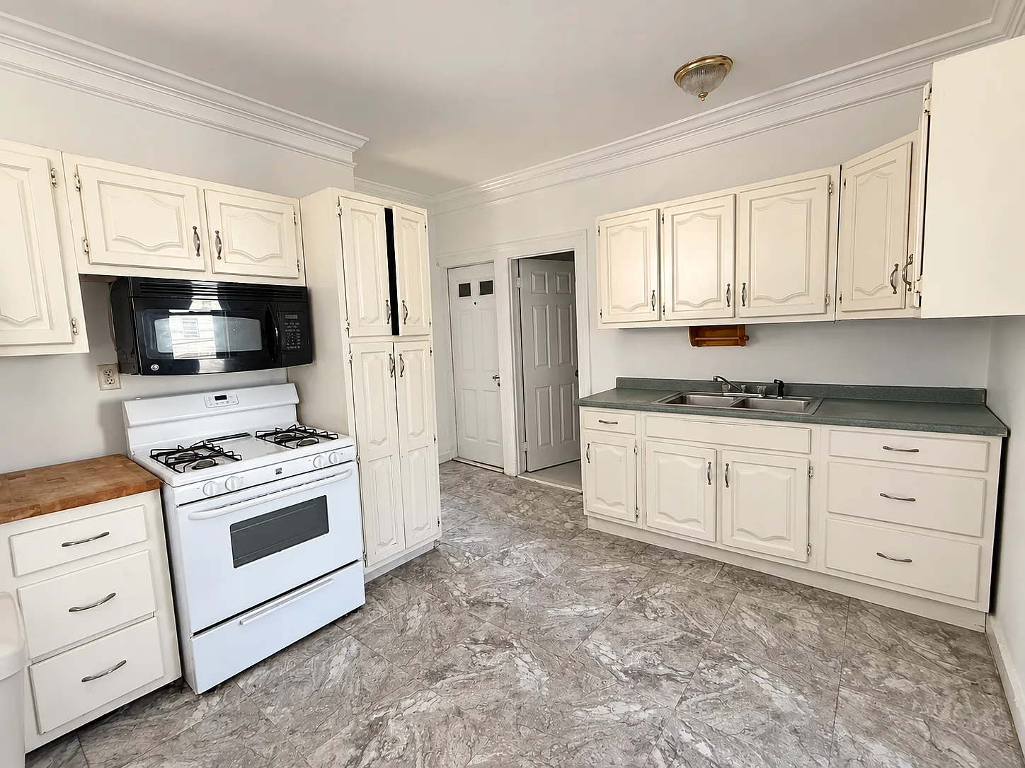 2 bed, 900 sqft, $1,750 — Photo 3
