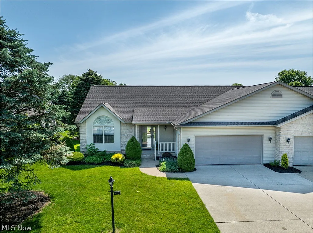 611 Pond View Cir NW photo 1