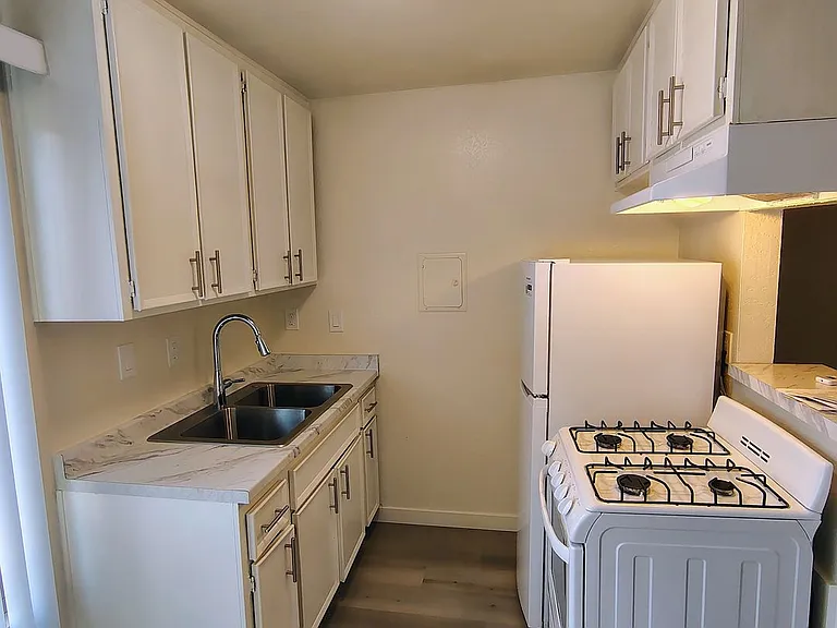 11434 Calvert St — Photo 14