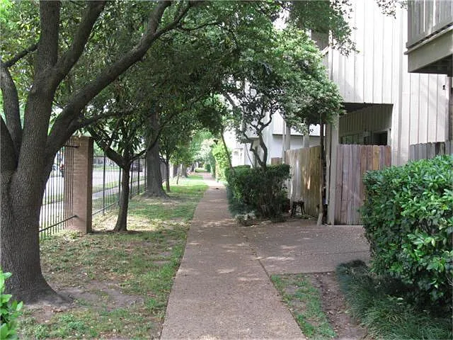 1 bed, 1.0 bath, 919 sqft, $1,350 — Photo 3