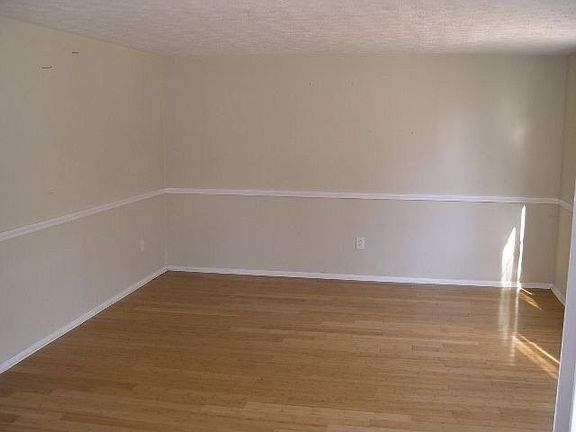 2nd image of 5889 Chatham Ct