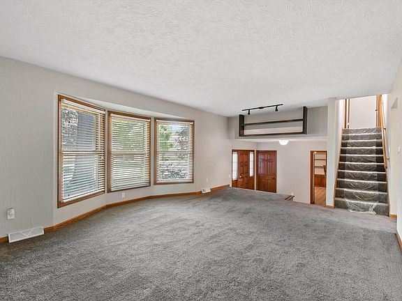 4th image of 510 E 5th St