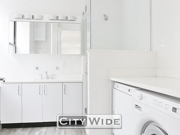 3rd image of 200 W 58th St #12