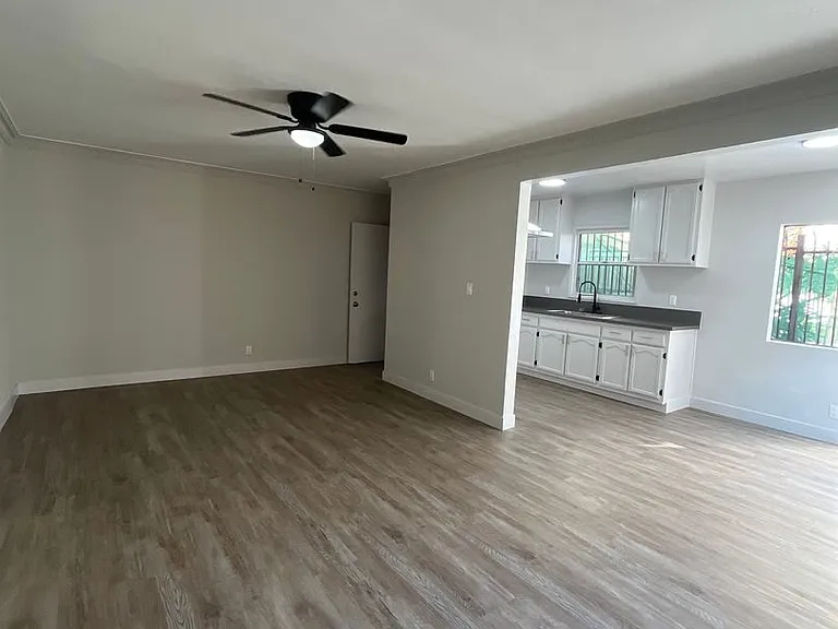 2622 S Manhattan Pl — Photo 2