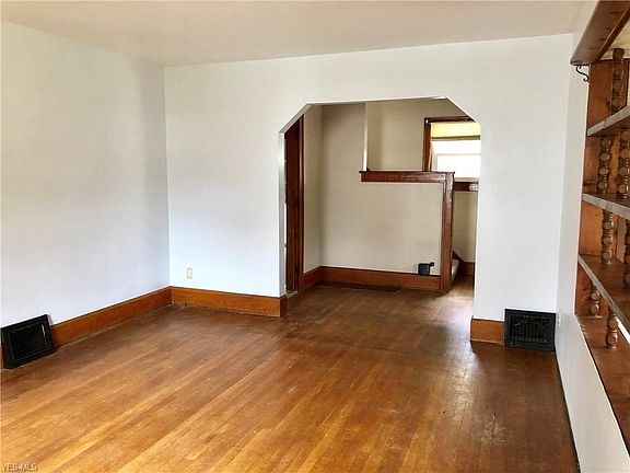 5th image of 373 College St