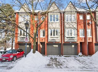 895 Maple Ave #702, Burlington, ON L7S 2H7