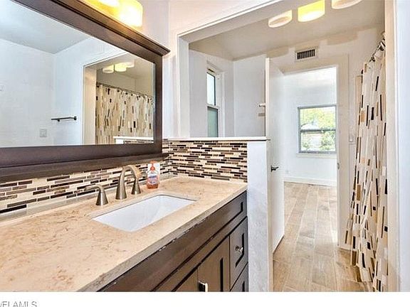 Full bathroom #2