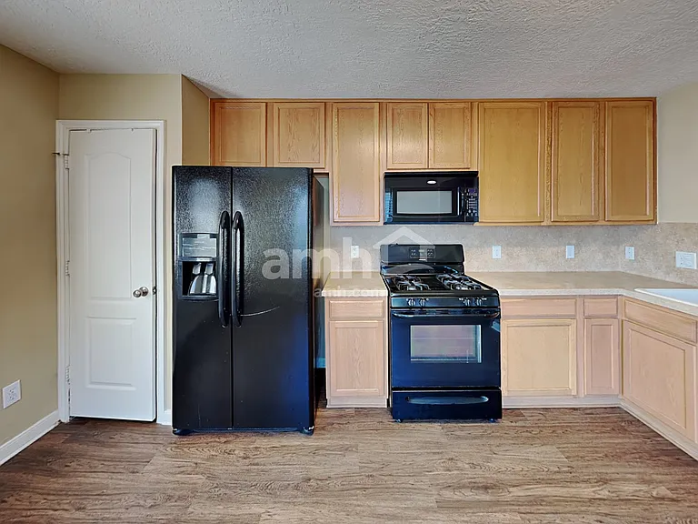 3030 Legends York Dr — Photo 3
