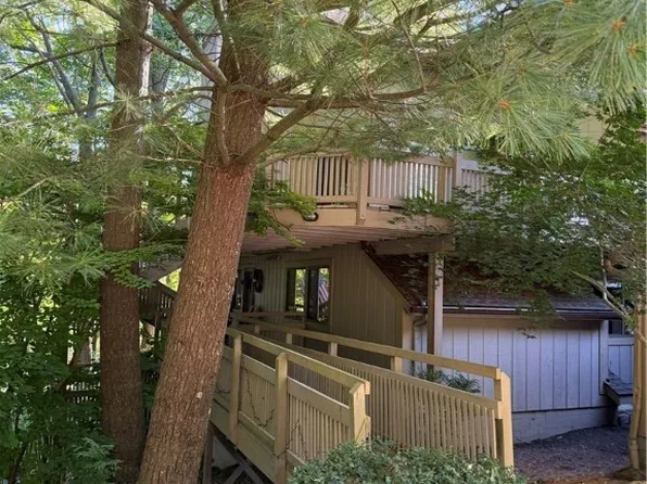 595 Meredith Ln, Cuyahoga Falls, OH 44223