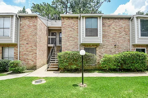 17331 Red Oak Dr Photo 1