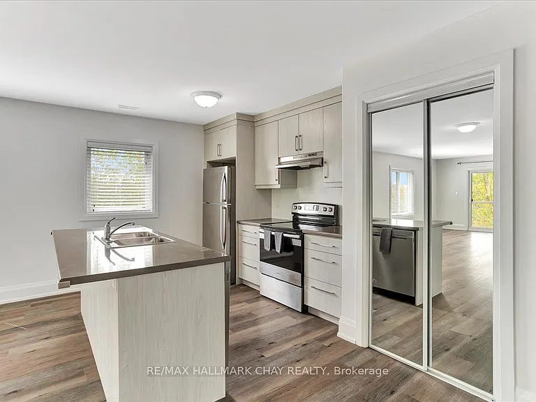 325 Peter St N #2 — Photo 4