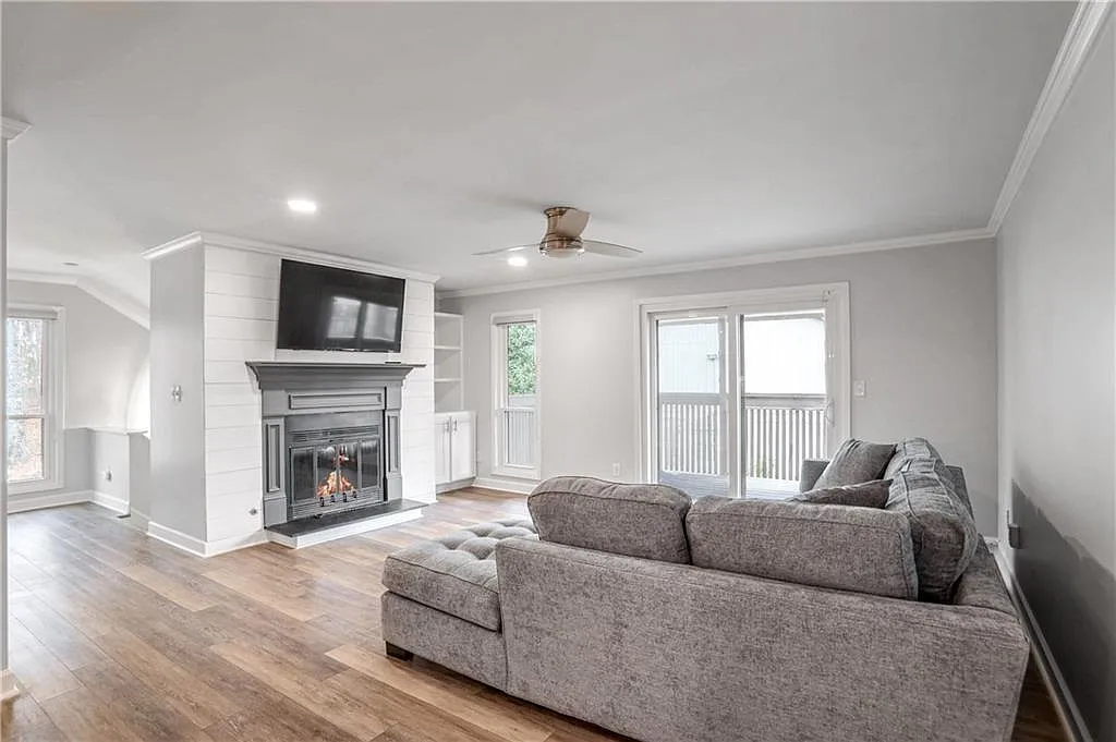 2 bed, 2.0 bath, 1332 sqft, $2,000 — Photo 1