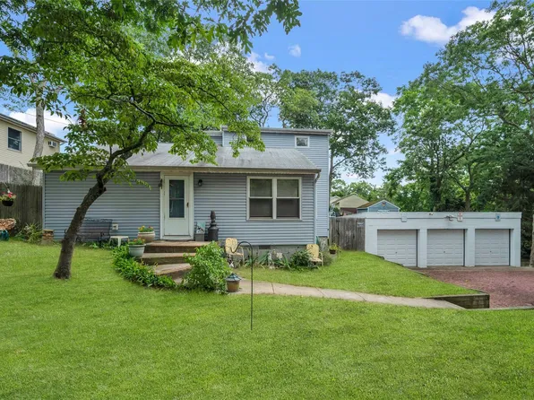 5 Flower Avenue, Holtsville, NY 11742