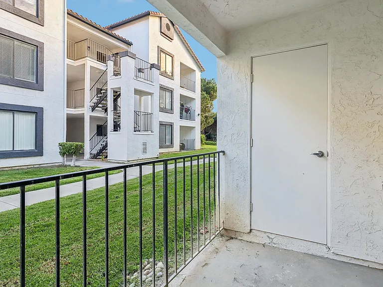 Mirada at La Jolla Colony Apartments — Photo 10