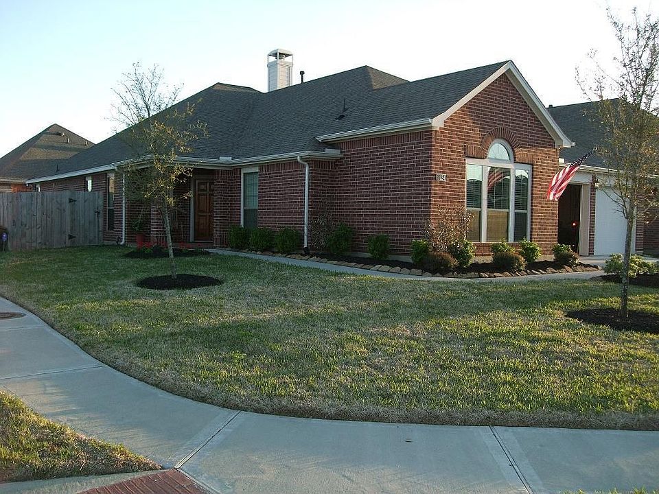 Beautifully landscaped culdesac corner lot