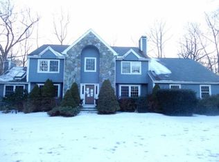 40 Maplewood Dr, Danbury, CT 06811