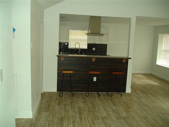5th image of 1369 Westlawn Dr