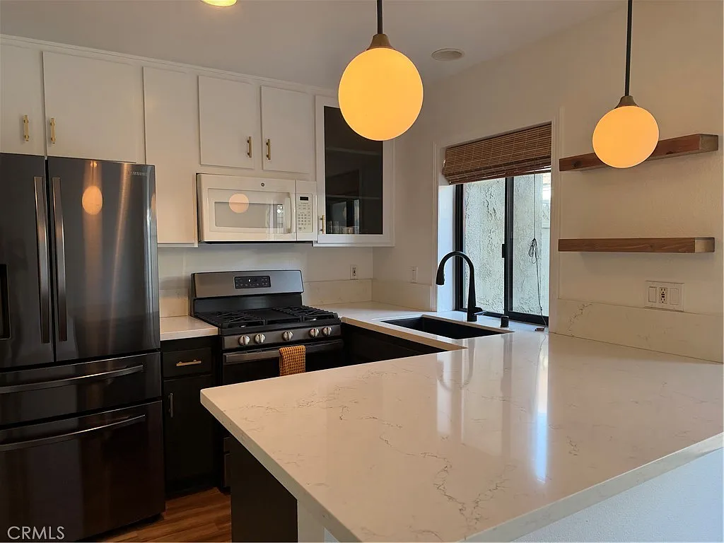 3 bed, 2.5 bath, 1412 sqft, $4,800 — Photo 2