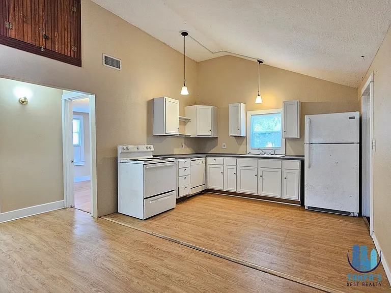 2441 E Magnolia St — Photo 6