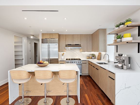 3rd image of 210 W 96th St APT 6