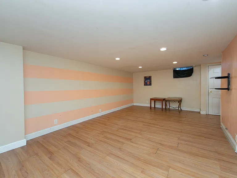 1357 Westbury Dr — Photo 23