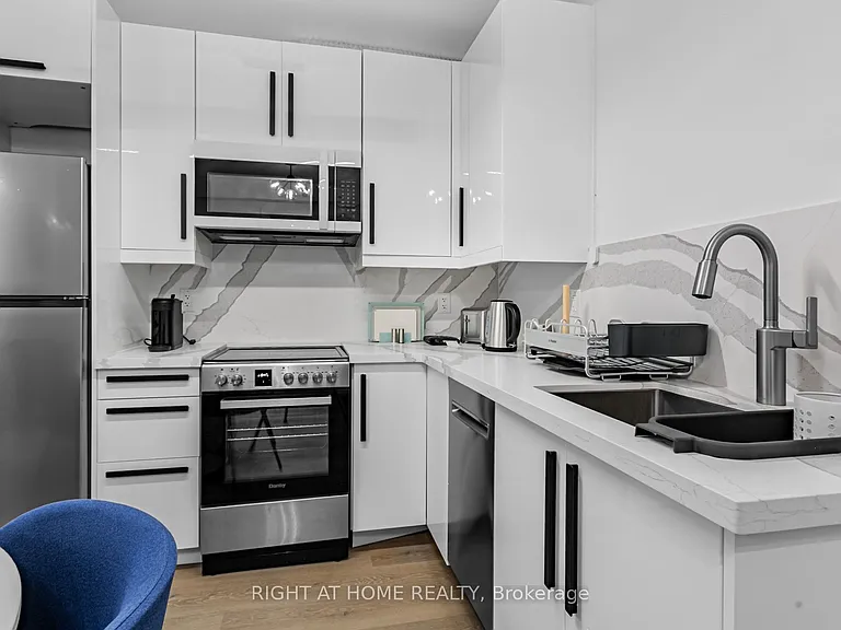 36 Windermere Ave #LOWER — Photo 11