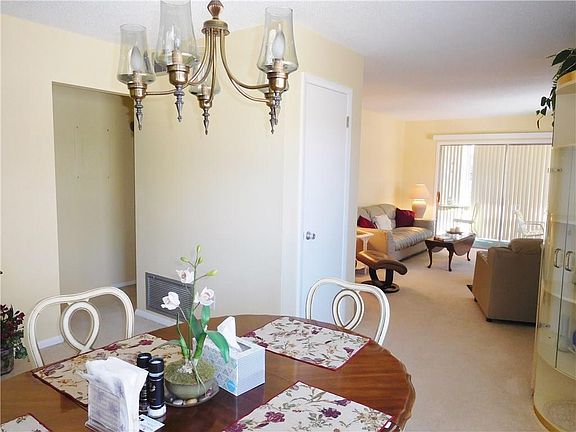 4th image of 19 Pine Arbor Ln
