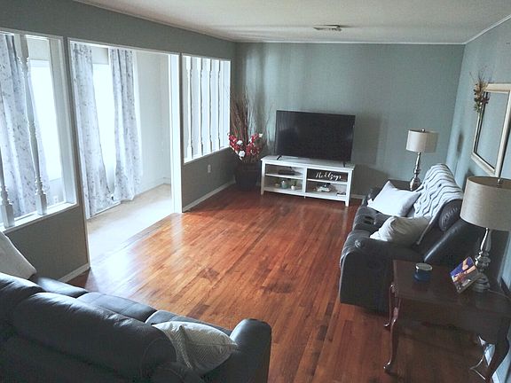 4th image of 204 N Hantwerker Dr