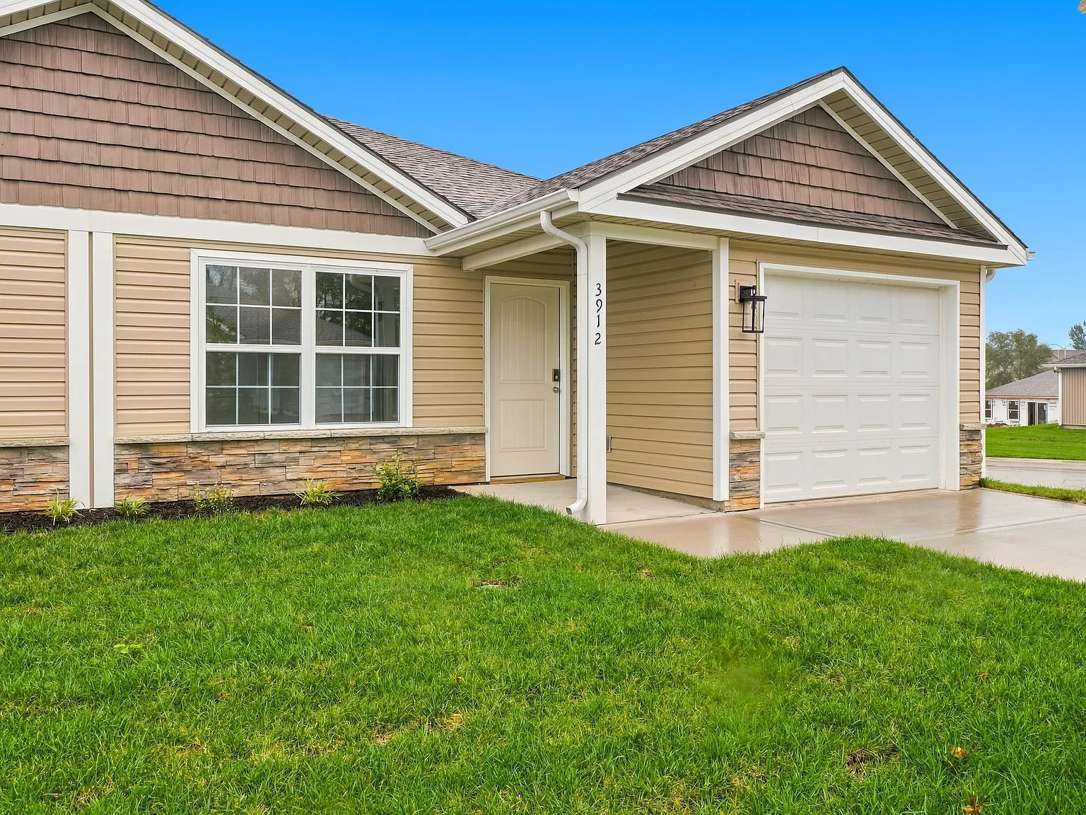 3 bed, 1273 sqft, $2,200 — Photo 1