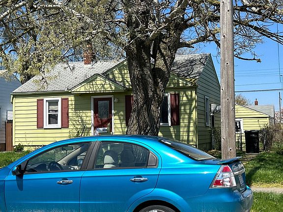 3rd image of 932 Hudson St