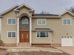 2 Alan Crest Dr, Hicksville, NY 11801