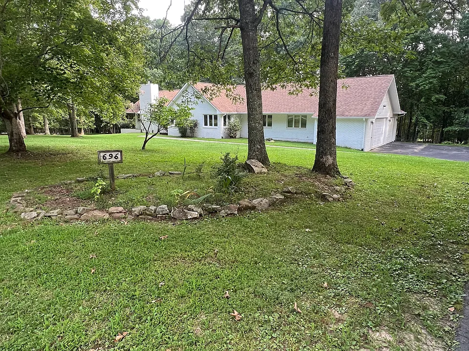 696 Laurel Cir
