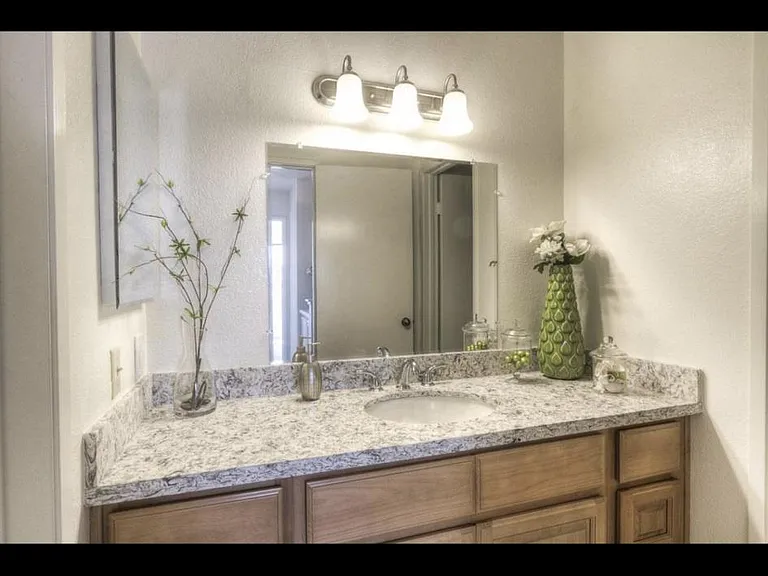 308 Hackamore Ln — Photo 9