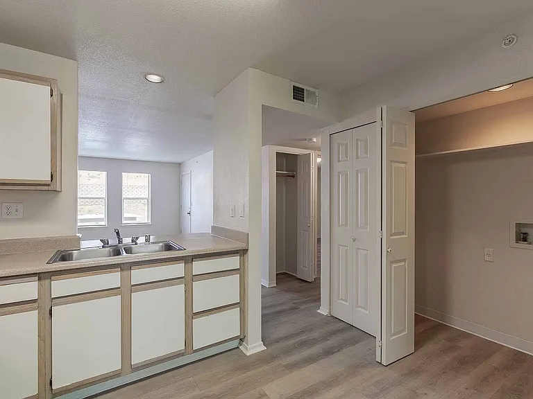 West Park Apartments — Photo 31