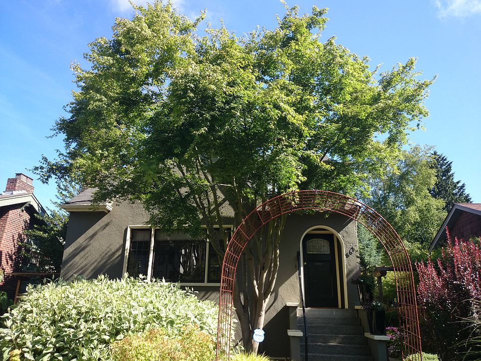2nd image of 862 E Gwinn Pl