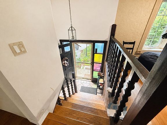 5th image of 246 Pleasant St