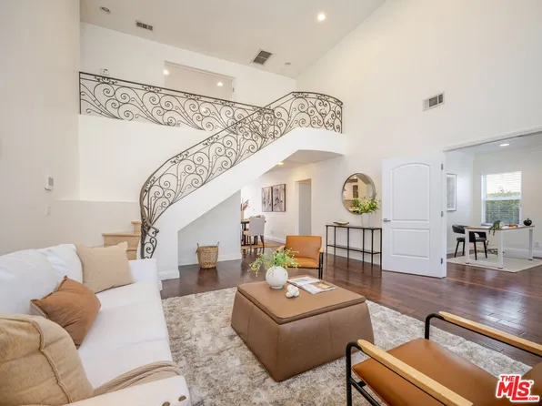 5417 Allott Ave, Van Nuys, CA 91401