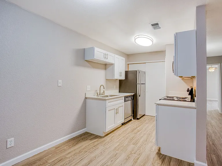 The Summit Apartments — Photo 9
