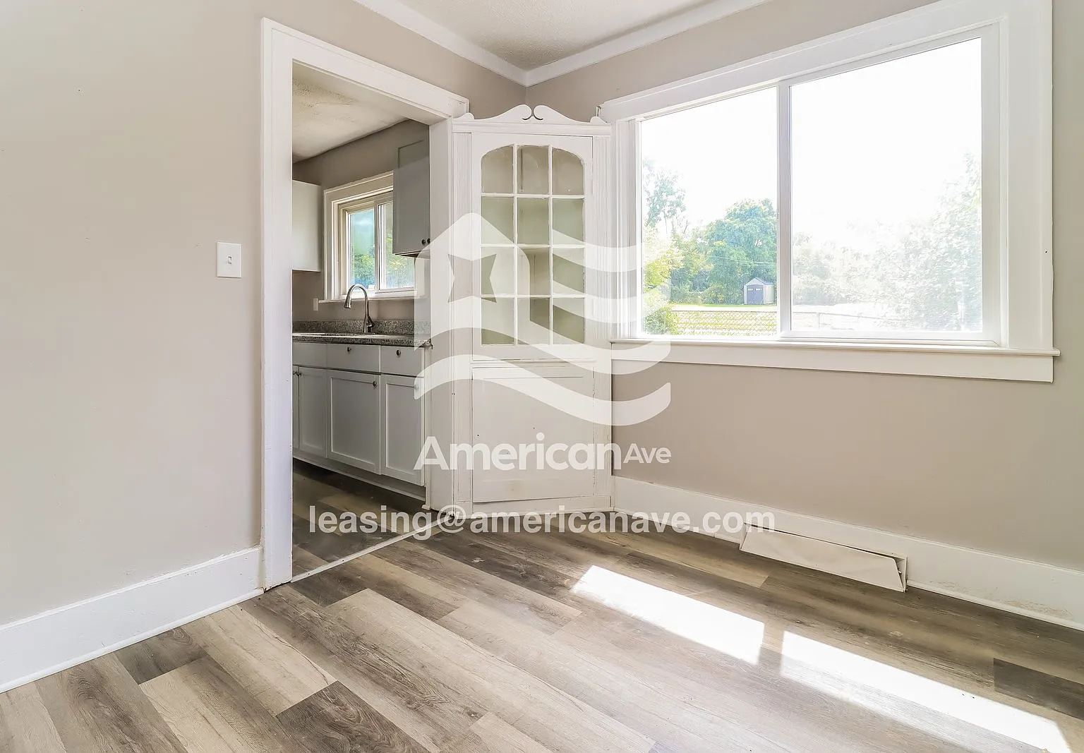 3 bed, 1.0 bath, 967 sqft, $1,572 — Photo 3