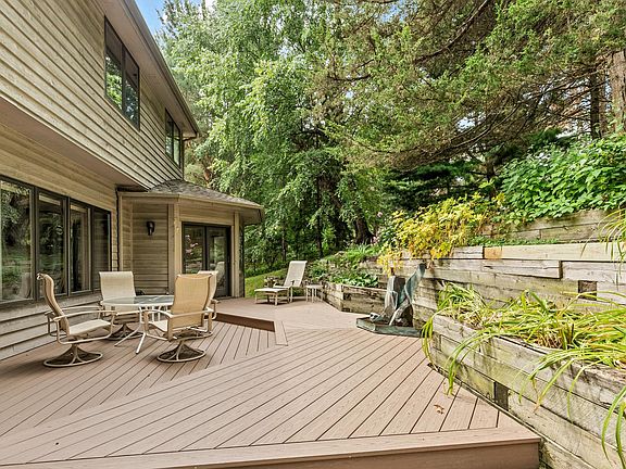 5th image of 655 Evergreen Cir