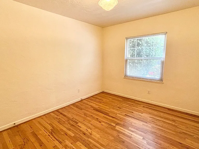 T0131 - Claremont Apartments — Photo 22