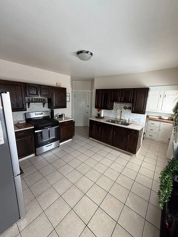 2 bed, 1.0 bath, 1100 sqft, $1,700 — Photo 1
