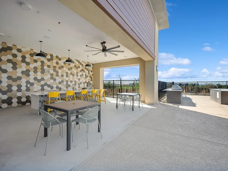 Longbow Luxury Apartments — Photo 31